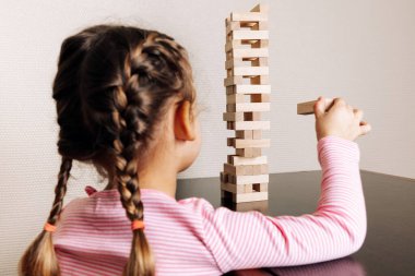 Annemle bebek tahta bloklarda oynuyorlar.