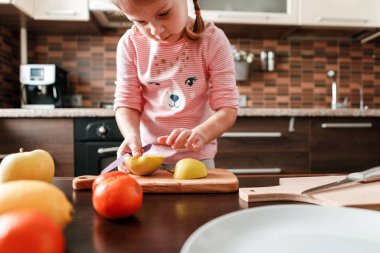 Anne ve kızı mutfakta hazırlansın. Sağlıklı beslenme ve yaşam tarzı kavramı. Aile değeri.