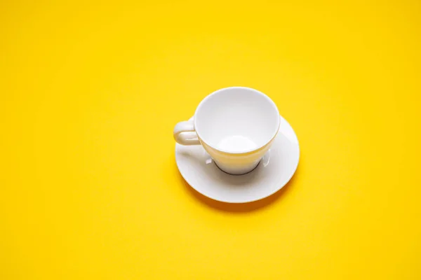 Café Negro Una Taza Sobre Fondo Amarillo — Foto de Stock