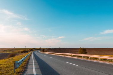 Hız otoyolu tarladan geçiyor. asfalt kaplı yol