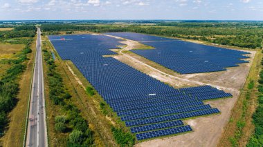 Güneş panelleri havadan görünüyor. Güneş panelleri sistem güç jeneratörleri güneşten