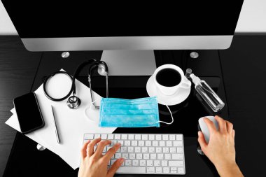 Antiseptikle dezenfekte edilmiş bir bilgisayar klavyesi. İşyeri dezenfekte etme kavramı.