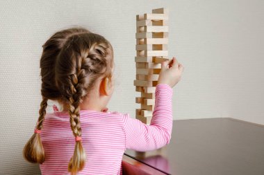 Annemle bebek tahta bloklarda oynuyorlar.