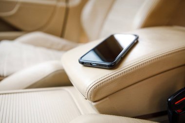 Arabanın şarj fişi takılı. Elektrikli telefon arabada.