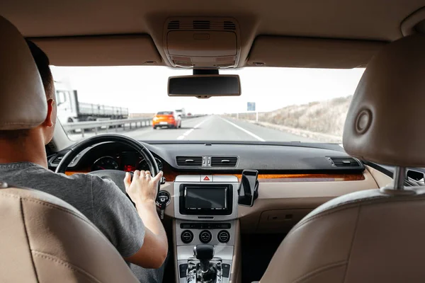 Hombre Que Conduce Coche Moderno —  Fotos de Stock