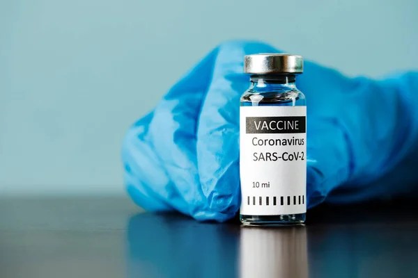 Vrouwelijke Arts Met Injectiespuit Covid Vaccin Geïsoleerd Blauwe Achtergrond Gezondheidszorg — Stockfoto