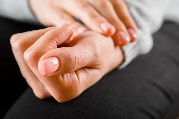 Mãos Mulher Bonita Com Unhas Cor Rosa Fundo Branco Verniz — Fotografia de Stock