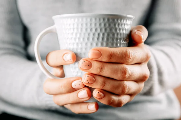 Schöne Frauenhände Mit Rosa Nägeln Auf Weißem Hintergrund Nagellack Rosa — Stockfoto