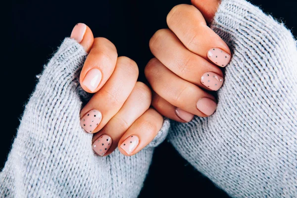 Vacker Kvinnas Händer Med Rosa Naglar Den Vita Bakgrunden Nagellack — Stockfoto