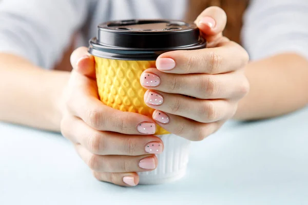 Weibliche Hände Mit Rosa Nageldesign Mit Gelber Tasse — Stockfoto