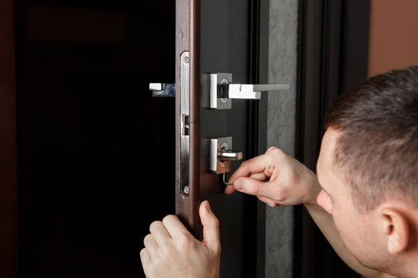 Man Repairing Doorknob Carpenter Working Lock Installation Out Door Knobs — Stock Photo, Image