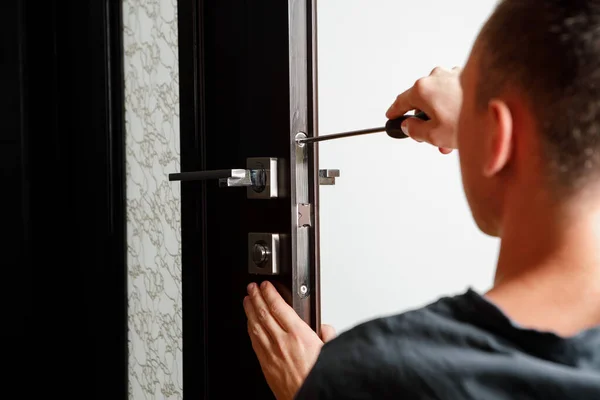 Man Repairing Doorknob Carpenter Working Lock Installation Out Door Knobs — Stock Photo, Image