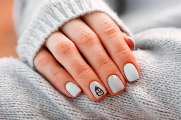 Manicura Tierna Pastel Para Muchacha Sobre Fondo Ropa — Foto de Stock