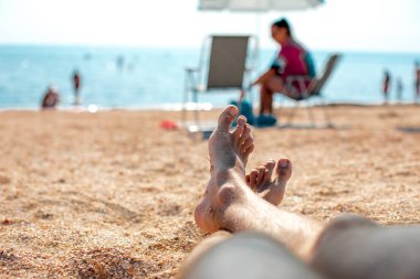 Denizde bir adamın bacakları. Erkek bacakları okyanus manzarası
