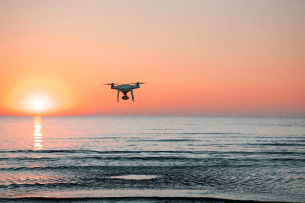 Fliegende Drohne Vor Dem Hintergrund Des Sonnenuntergangs Auf Dem Meer — Stockfoto