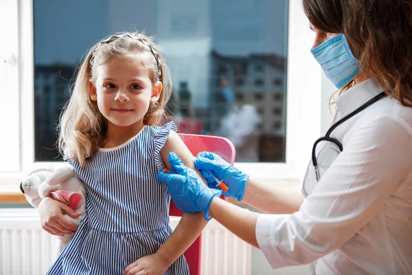 Вакцинація Дітей Доктор Вивчає Дитину Лікарні Коїд — стокове фото