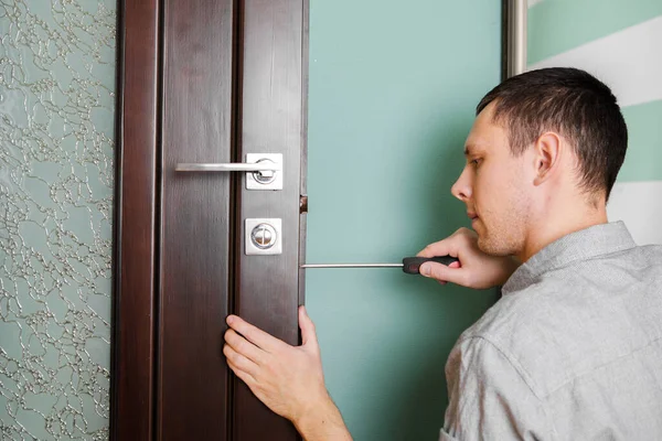 Hombre Reparando Pomo Puerta Carpintero Trabajando Instalación Cerradura Con Las —  Fotos de Stock