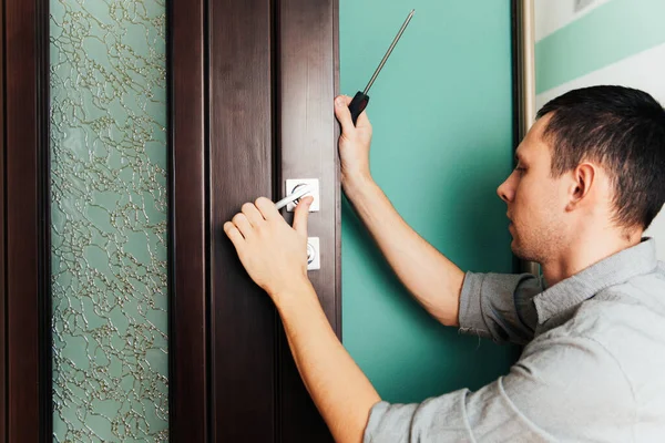 Man Repairing Doorknob Carpenter Working Lock Installation Out Door Knobs — Stock Photo, Image