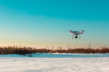 Kışın uçan drone 