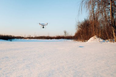 Kışın uçan drone 