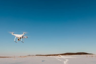 Kışın uçan drone 