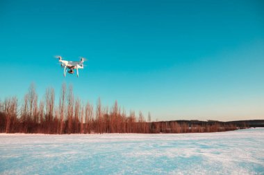Kışın uçan drone 