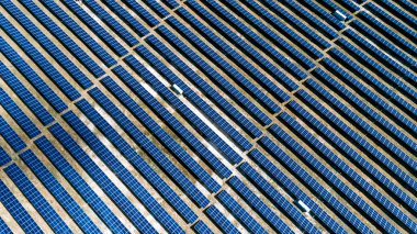Güneş panelleri havadan görünüyor. Güneş panelleri sistem güç jeneratörleri güneşten