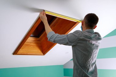 İşçi evdeki çatı penceresini kurar ve kontrol eder