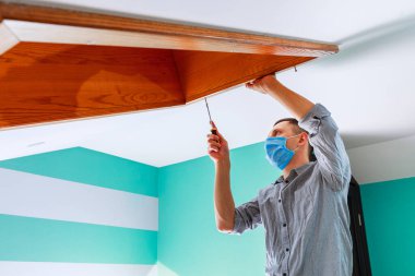 İşçi evdeki çatı penceresini kurar ve kontrol eder