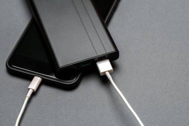power bank patlayıcıları siyah arkaplanda izole edilmiş akıllı telefon