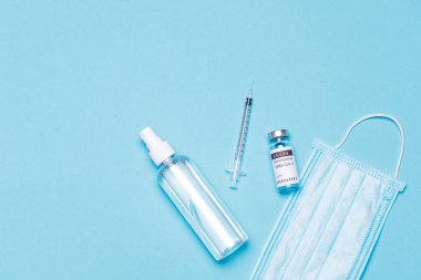 Aşı şişeleri, ilaç şişeleri ve şırınga maviye izole edilmiş. Coronavirus 2019-ncov.