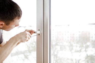 İşçi eve pencere kurup kontrol ediyor