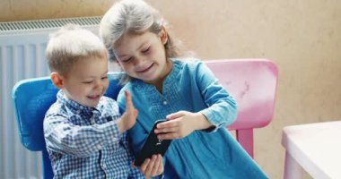 Çocuk internet üzerinden video bağlantısı üzerinden cep telefonuyla iletişim kuruyor..