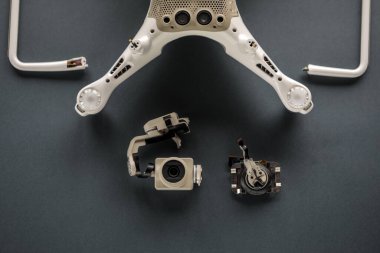 Bozuk bir kamerayla gri bir arka planda İHA. çarpışma kuadrokopteri