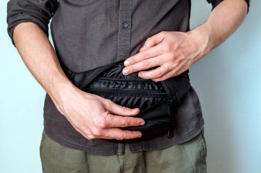 Cüzdanı boş yarım bir adam portresi mavi üzerine izole edilmiş.