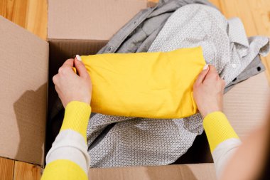 Bağış Kutulu Giysileri Odasında Tutan Kadın Konsepti.