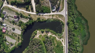 Kameralı bir dron, güzel bir yaz nehri yüksekten küçük bir nehir