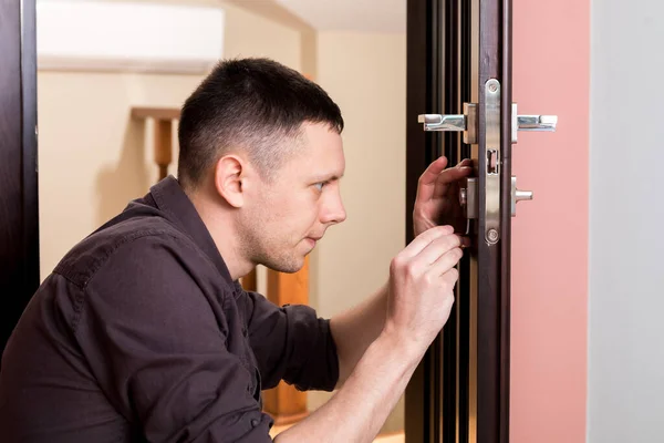 Hombre Reparando Picaporte — Foto de Stock