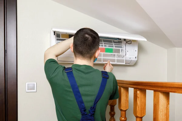 Manlig Tekniker Rengöring Luftkonditionering Inomhus — Stockfoto