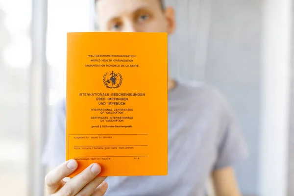 Certificado Internacional Vacinação Com Texto Alemão Inglês Mão Homem Conceito — Fotografia de Stock
