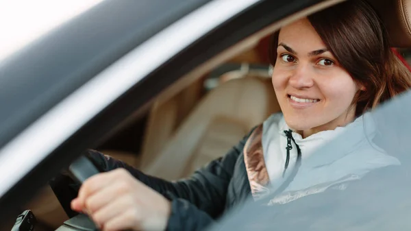 Frau Mit Medizinischer Maske Auto Coronavirus Krankheit Infektion Quarantäne Covid — Stockfoto