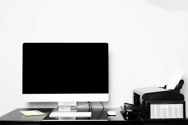 Ordenador Con Pantalla Blanco Sobre Mesa —  Fotos de Stock