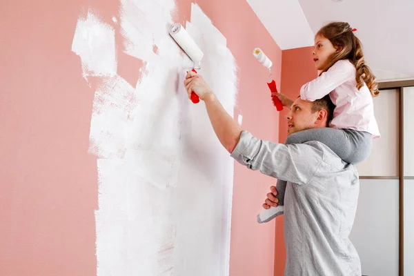 父と娘が部屋に壁を塗りました 住宅改修 — ストック写真