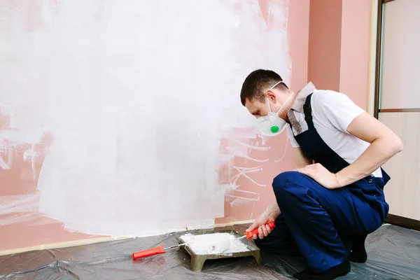 Man Paints Walls Ceiling White Color Painting Repair Room — Stock Photo, Image
