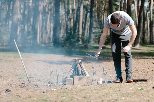 Hombre Enciende Fuego Vacaciones Familia Naturaleza —  Fotos de Stock