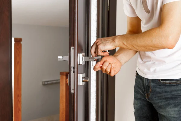 Man Repairing Doorknob — Stock Photo, Image