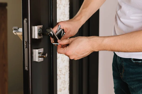 Man Repairing Doorknob — Stock Photo, Image