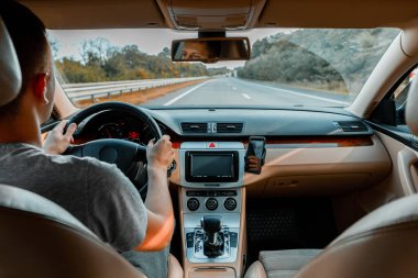 Modern arabayı süren adam.