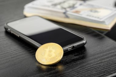 Altın Bitcoin madeni para üzerimizde. Yakın plan. Elektronik kripto para birimi