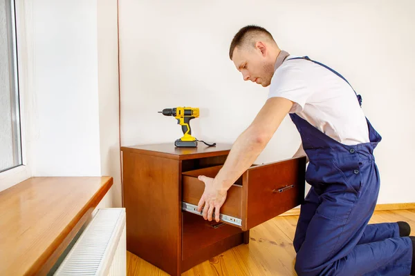 Handyman Uniforme Azul Trabaja Con Destornillador Automático Electricidad Concepto Renovación — Foto de Stock